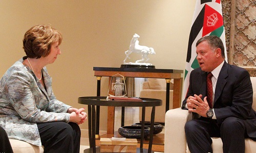 الملك يستقبل آشتون